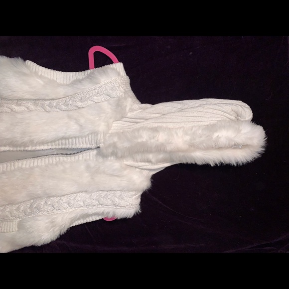 Fluffy faux fur white vest with good - Picture 3 of 4